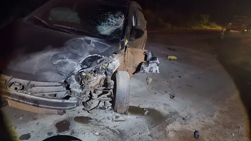 Foto 4 da matéria: Motociclista é socorrido em estado grave após colisão frontal com carro na RO-010 em Rolim de Moura