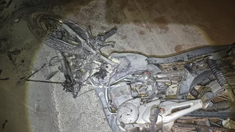 Foto 1 da matéria: Motociclista é socorrido em estado grave após colisão frontal com carro na RO-010 em Rolim de Moura