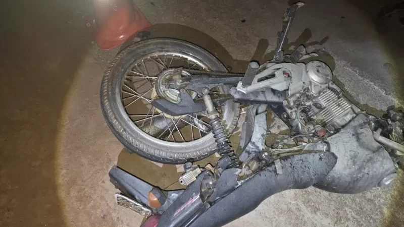 Foto 2 da matéria: Motociclista é socorrido em estado grave após colisão frontal com carro na RO-010 em Rolim de Moura