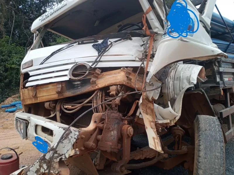 Motorista de Caminhão Fica Ferido Após Perda de Freio e Colisão na Linha 160, em Novo Horizonte D’Oeste