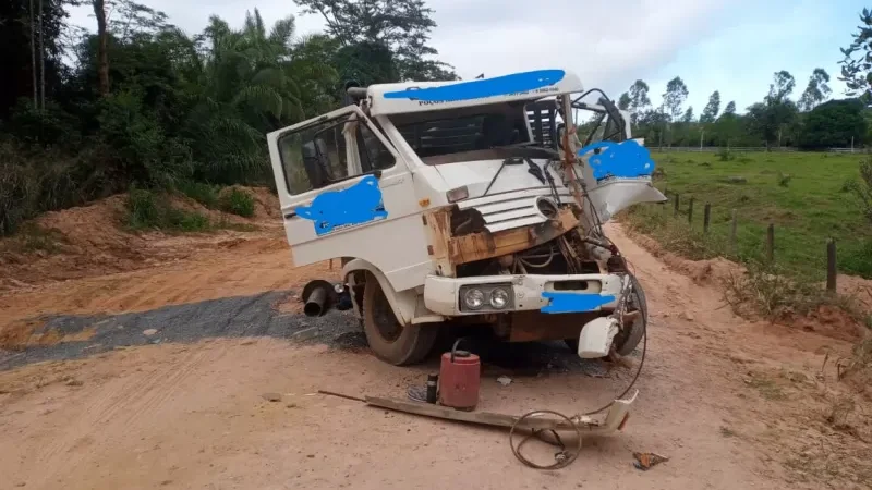 Foto 2 da matéria: Motorista de Caminhão Fica Ferido Após Perda de Freio e Colisão na Linha 160, em Novo Horizonte D’Oeste