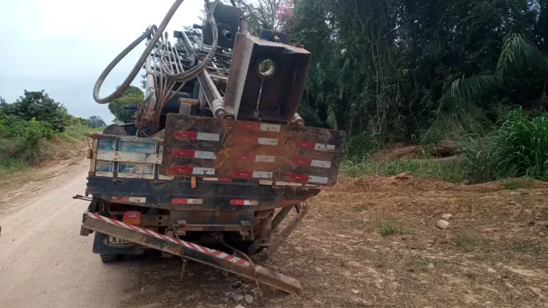 Foto 3 da matéria: Motorista de Caminhão Fica Ferido Após Perda de Freio e Colisão na Linha 160, em Novo Horizonte D’Oeste