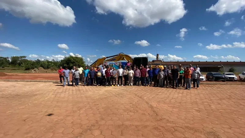 Foto 1 da matéria: Prefeito Aldo Júlio agradece à deputada Gislaine Lebrinha, ao deputado federal Lebrão e à vereadora Janete Lins pela entrega de escavadeira hidráulica para a Agricultura