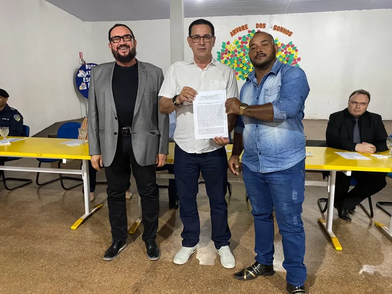 Prefeito Aldo Júlio entrega documentos de regularização fundiária das quadras 51 e 52 a moradores do bairro Cidade Alta