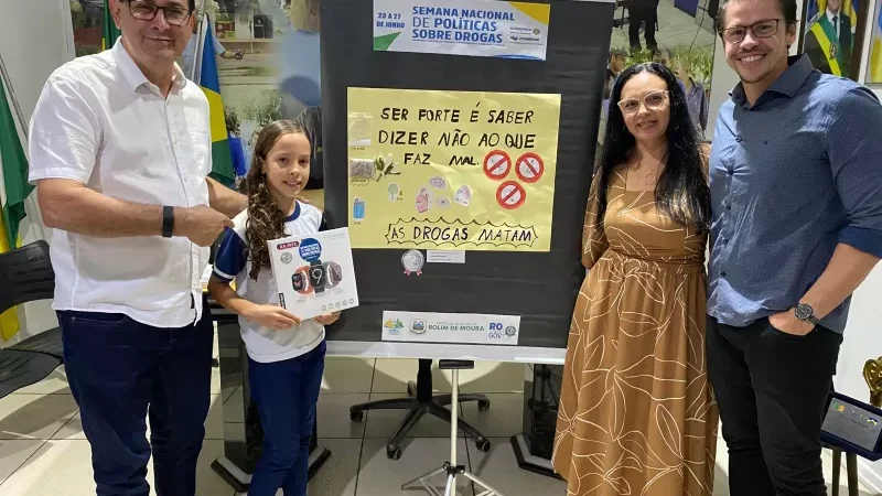 Foto 2 da matéria: Prefeitura de Rolim de Moura realiza entrega da premiação do Concurso de Cartazes na Semana Nacional de Políticas sobre Drogas