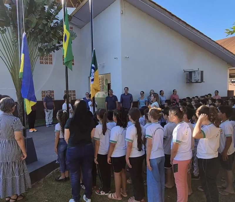 SEMED inicia instalação de mastros para hasteamento das bandeiras nas escolas municipais, em Rolim de Moura