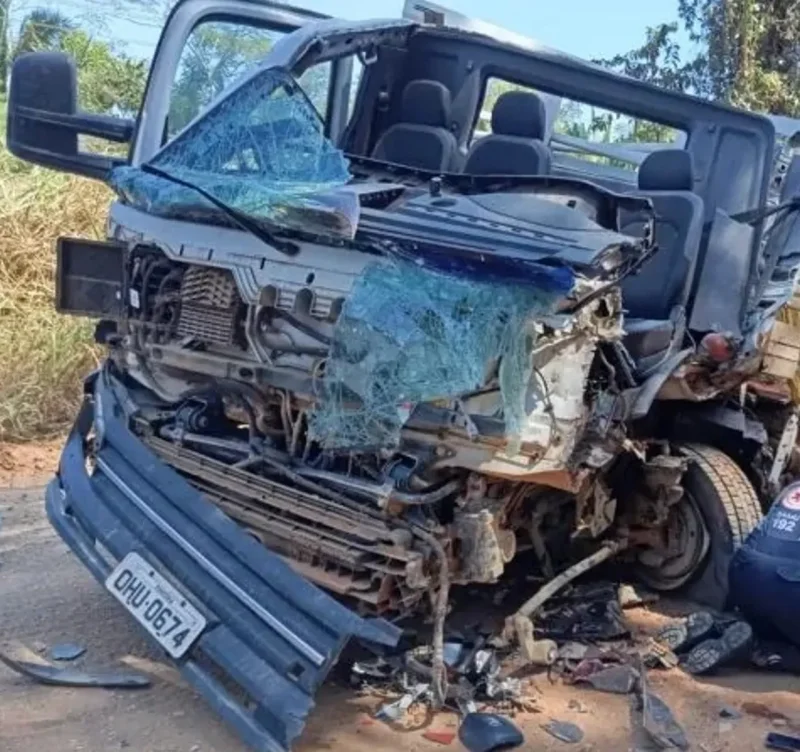 Servidor da Prefeitura de Campo Novo morre após colisão entre caminhão e carreta na RO-408