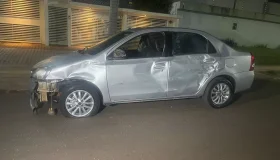 Acidente entre carro e moto deixa mulher ferida em Rolim de Moura