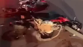 Acidente entre três motocicletas deixa um morto e dois gravemente feridos