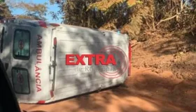 Ambulância tomba ao desviar de motoqueiro na zona rural de Vilhena