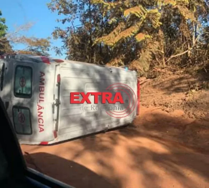 Ambulância tomba ao desviar de motoqueiro na zona rural de Vilhena