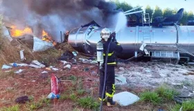Batida entre carretas causa incêndio e mata dois caminhoneiros, em MT