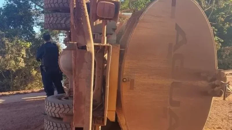Foto 2 da matéria: Caminhão-pipa do DER tomba em curva na RO-495, em Parecis