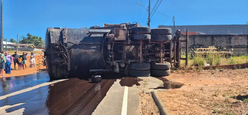 Carreta tomba e provoca vazamento de óleo em Nova Brasilândia do Oeste