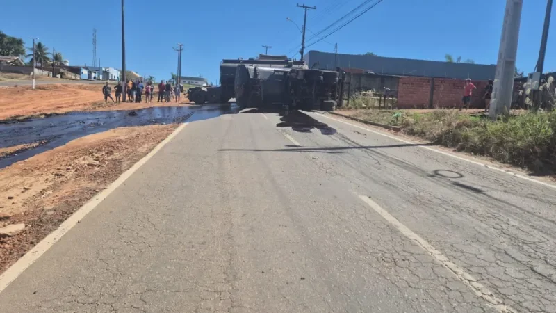 Foto 3 da matéria: Carreta tomba e provoca vazamento de óleo em Nova Brasilândia do Oeste