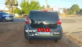 Carro desce sozinho e colide com portão de residência após possível falha...