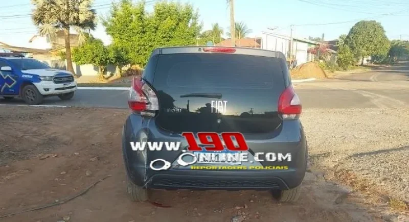 Carro desce sozinho e colide com portão de residência após possível falha no freio de mão, em Alta Floresta do Oeste