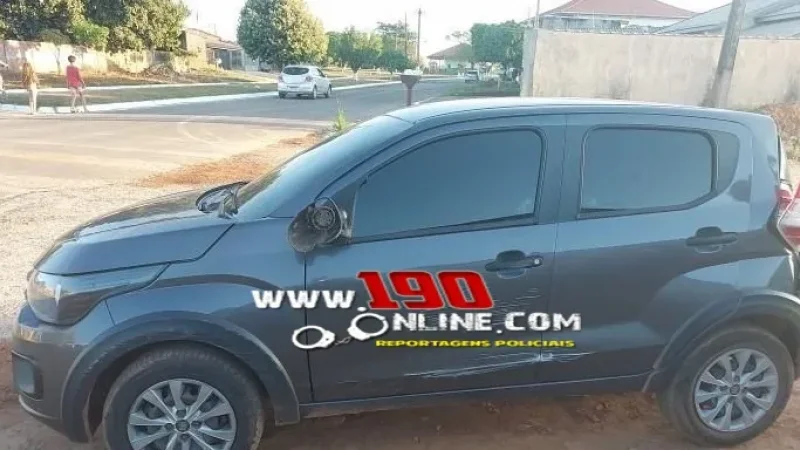 Foto 1 da matéria: Carro desce sozinho e colide com portão de residência após possível falha no freio de mão, em Alta Floresta do Oeste