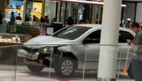 Carro desgovernado invade shopping em Goiânia