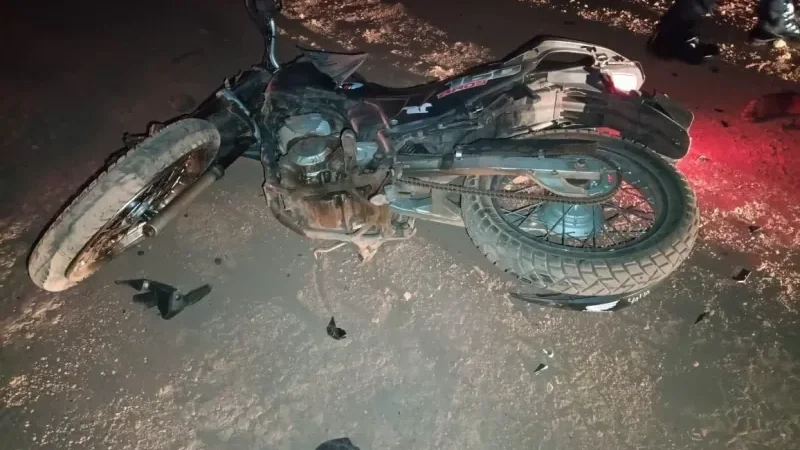 Foto 1 da matéria: Colisão frontal entre motos deixa um morto e outro ferido grave na linha 208, zona rural de Rolim de Moura