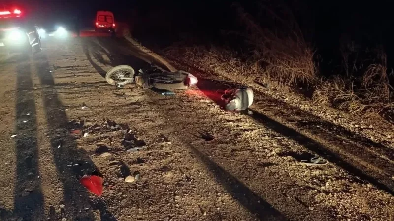 Foto 3 da matéria: Colisão frontal entre motos deixa um morto e outro ferido grave na linha 208, zona rural de Rolim de Moura