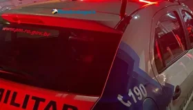 Criminosos se passam por policiais, invadem residência e rendem jovens em...