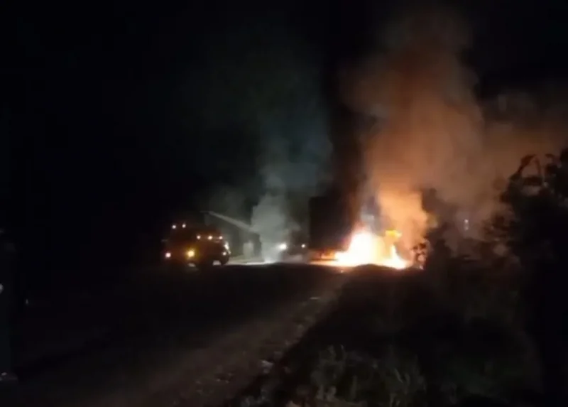 Incêndio atinge caminhão boiadeiro na BR-429, mas ação rápida do motorista evita tragédia em Alvorada do Oeste