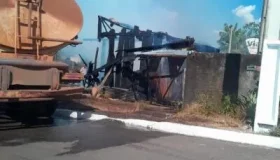 Incêndio consome residência em Castanheiras na tarde deste domingo, 27