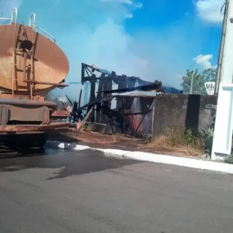 Incêndio consome residência em Castanheiras na tarde deste domingo, 27