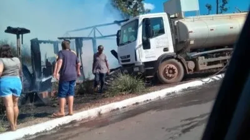 Foto 1 da matéria: Incêndio consome residência em Castanheiras na tarde deste domingo, 27