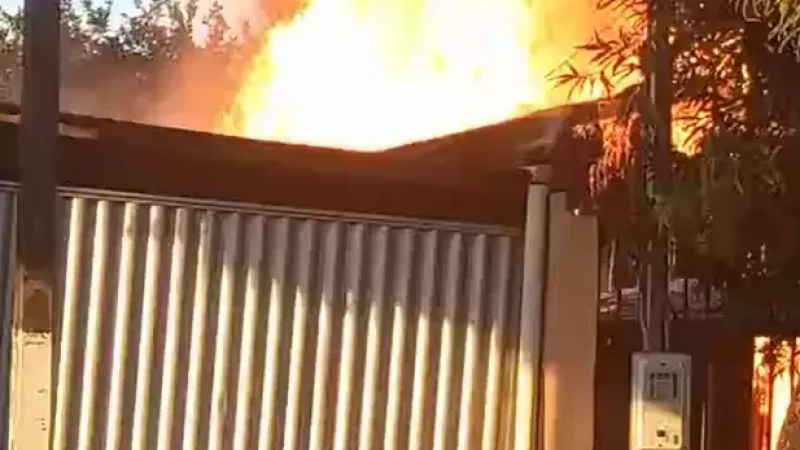 Foto 6 da matéria: Incêndio destrói casa em Cacoal e mãe sofre queimaduras ao salvar filha de quarto em chamas