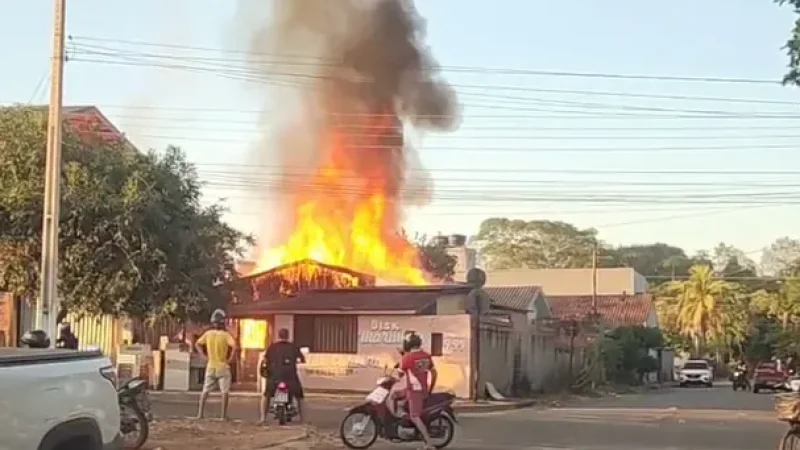 Foto 4 da matéria: Incêndio destrói casa em Cacoal e mãe sofre queimaduras ao salvar filha de quarto em chamas