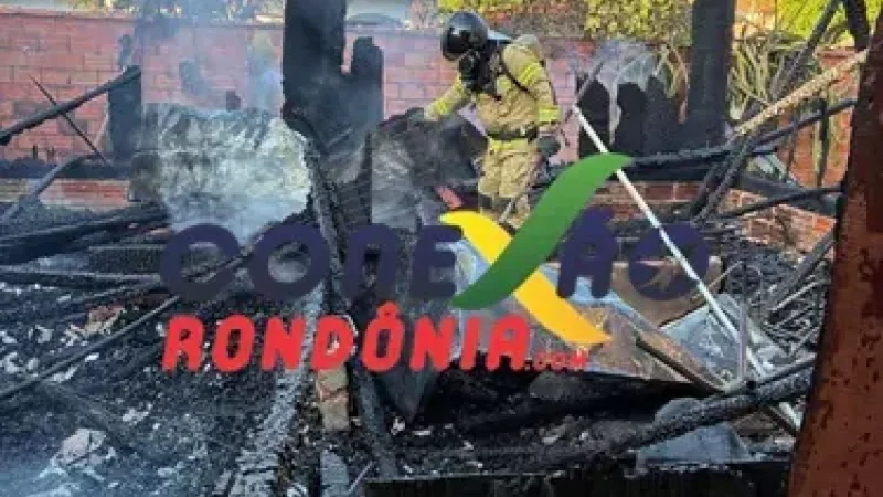 Foto 1 da matéria: Incêndio destrói casa em Cacoal e mãe sofre queimaduras ao salvar filha de quarto em chamas