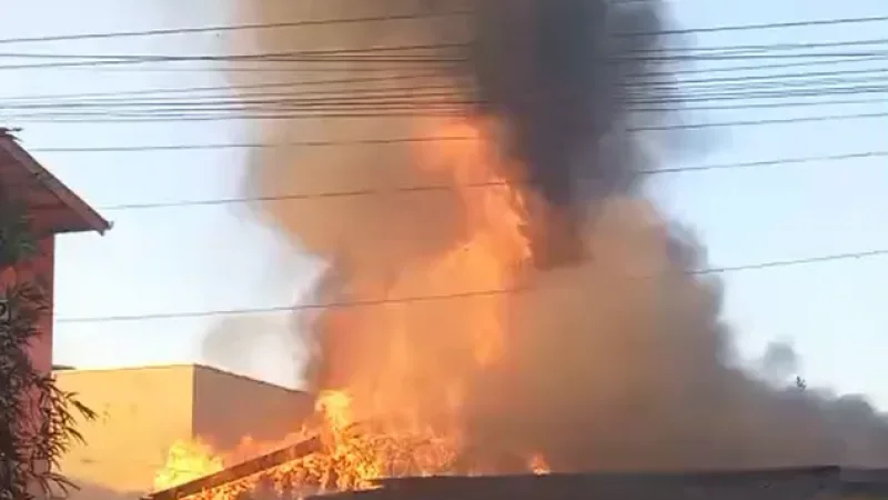 Foto 5 da matéria: Incêndio destrói casa em Cacoal e mãe sofre queimaduras ao salvar filha de quarto em chamas