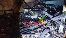 Incêndio destrói veículos em garagem de residência no centro de Cacoal