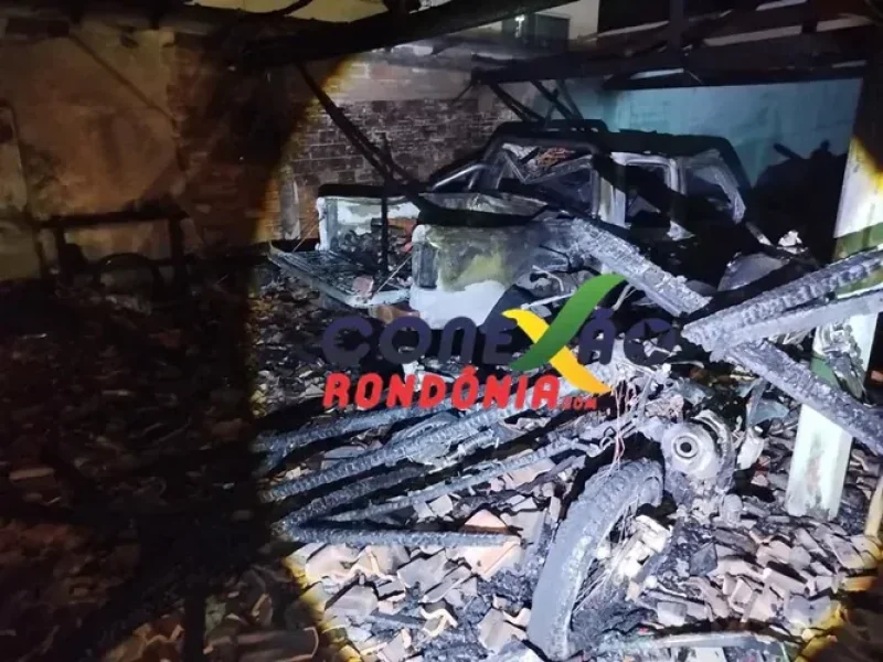 Incêndio destrói veículos em garagem de residência no centro de Cacoal