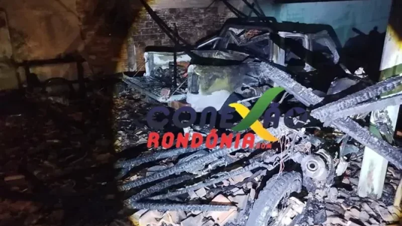 Foto 2 da matéria: Incêndio destrói veículos em garagem de residência no centro de Cacoal