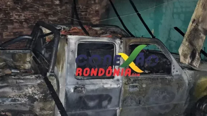 Foto 4 da matéria: Incêndio destrói veículos em garagem de residência no centro de Cacoal