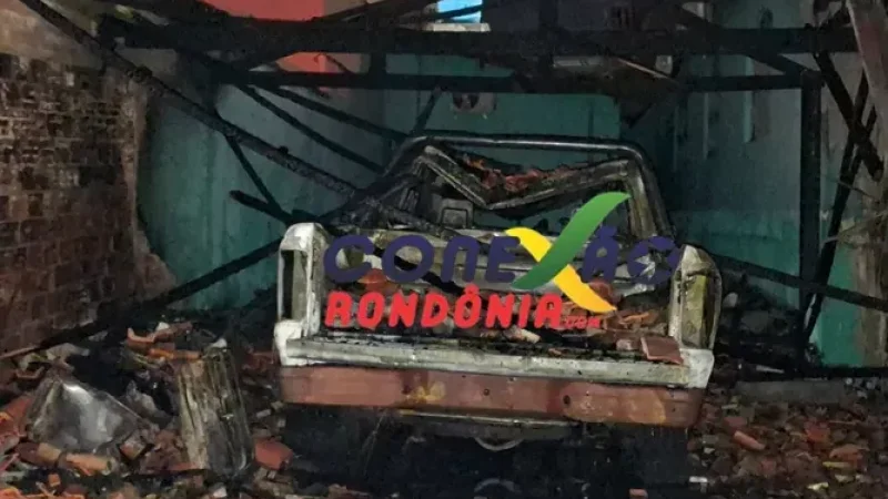 Foto 3 da matéria: Incêndio destrói veículos em garagem de residência no centro de Cacoal