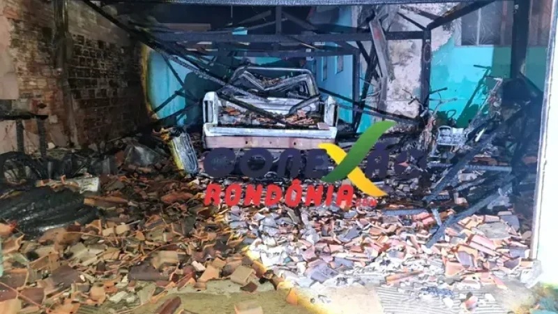 Foto 1 da matéria: Incêndio destrói veículos em garagem de residência no centro de Cacoal