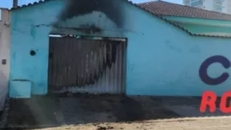 Foto 5 da matéria: Incêndio destrói veículos em garagem de residência no centro de Cacoal