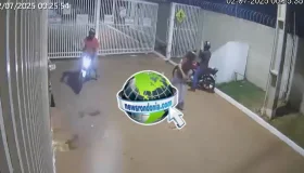 Motoboys quebram portão de condomínio em protesto na zona leste de Porto Velho