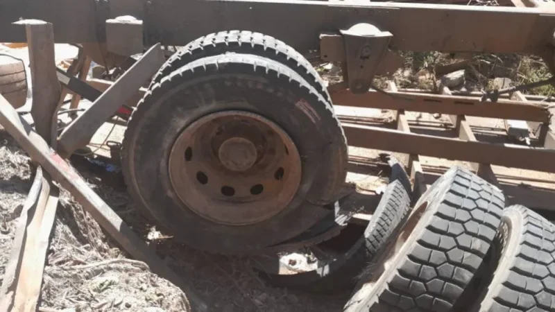 Foto 2 da matéria: Morador de Rolim de Moura morre após caminhão sair da pista e colidir contra árvore na BR-435