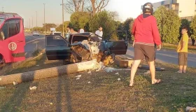 Motorista fratura as duas pernas ao subir com carro em rotatória e atingir...