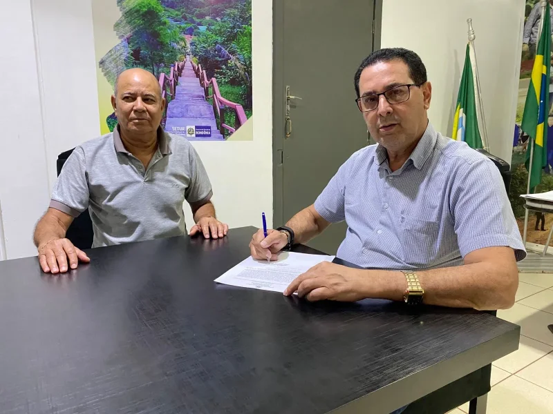 Prefeito Aldo Júlio assina homologação do concurso público de Rolim de Moura