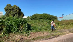 Prefeitura limpa terreno baldio e multa proprietário em 1.800 reais em Rolim...