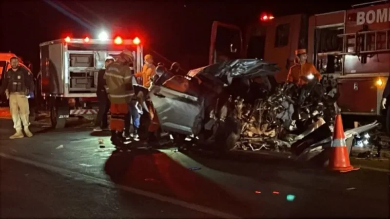 Foto 1 da matéria: Tragédia na BR-364: três homens morrem em colisão frontal com carreta em Candeias do Jamari