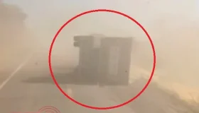 Vagão de carreta carregada com milho se desprende e tomba na BR-364, em...
