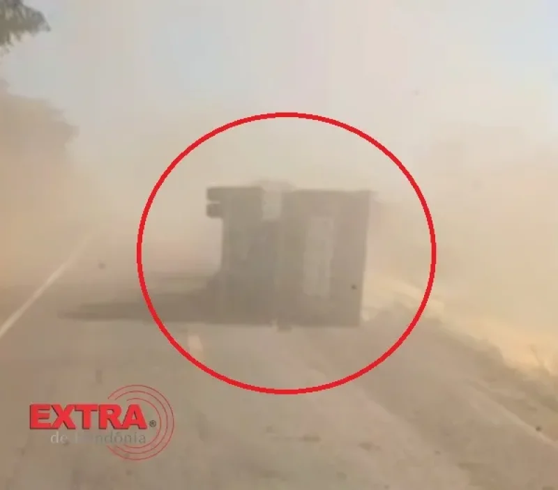 Vagão de carreta carregada com milho se desprende e tomba na BR-364, em Pimenta Bueno