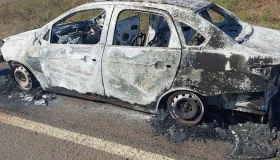 Veículo da Secretaria de Saúde de Costa Marques pega fogo durante transporte...